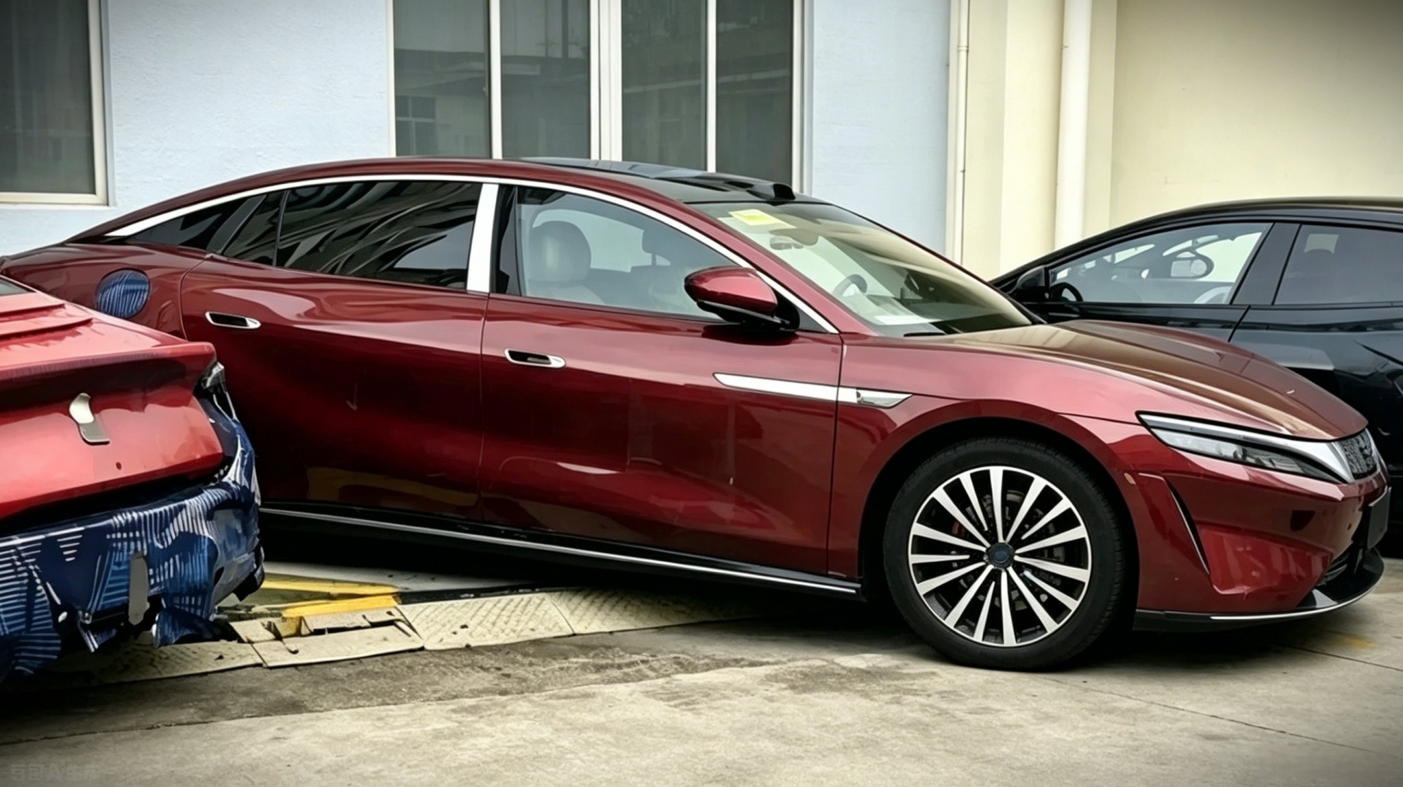 BYD lo dien sedan dau bang, sac day pin trong 9 phut hinh anh