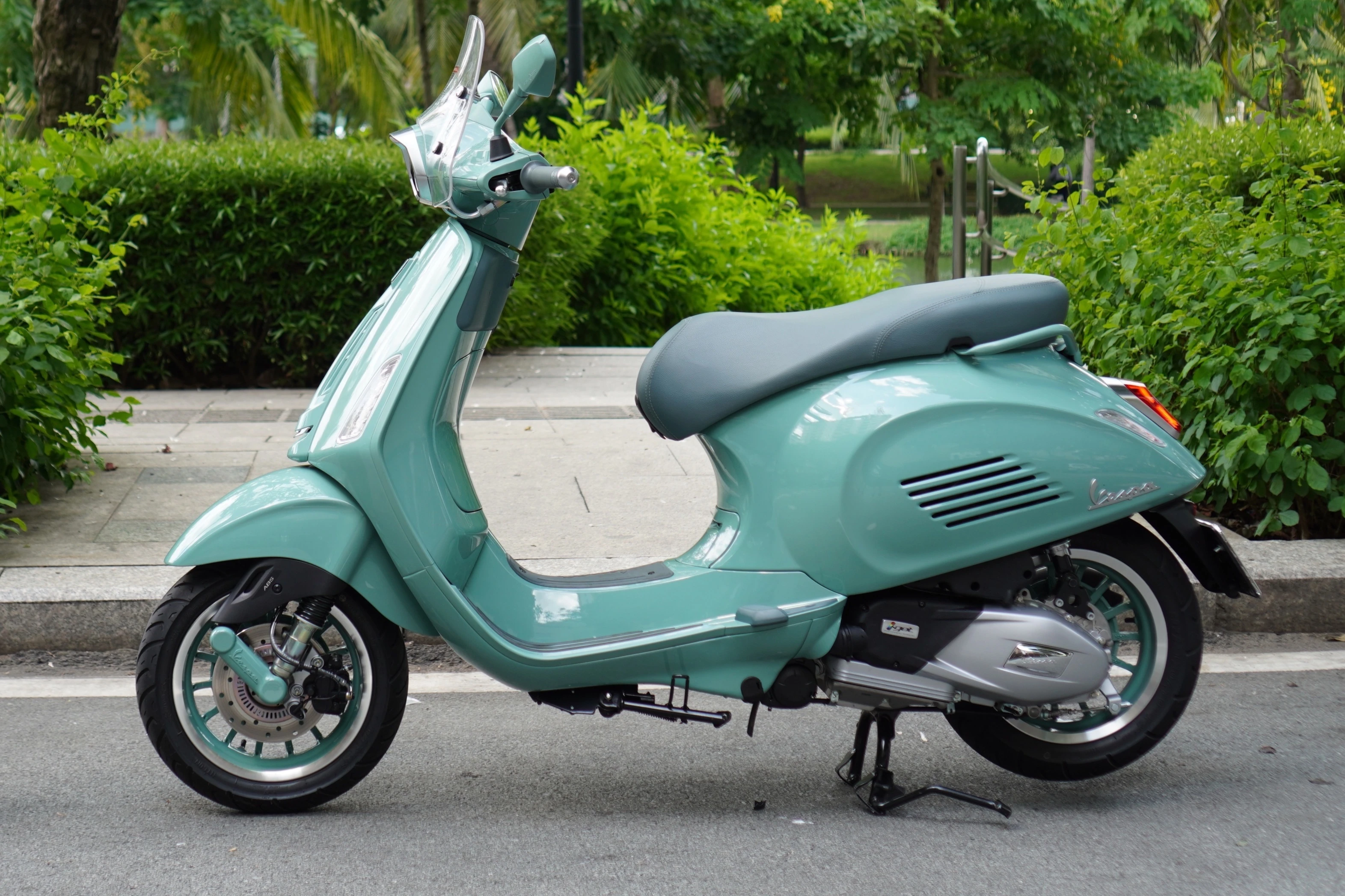 Vespa Sprint 80th 180 - gia 121,5 trieu co con hap dan? hinh anh