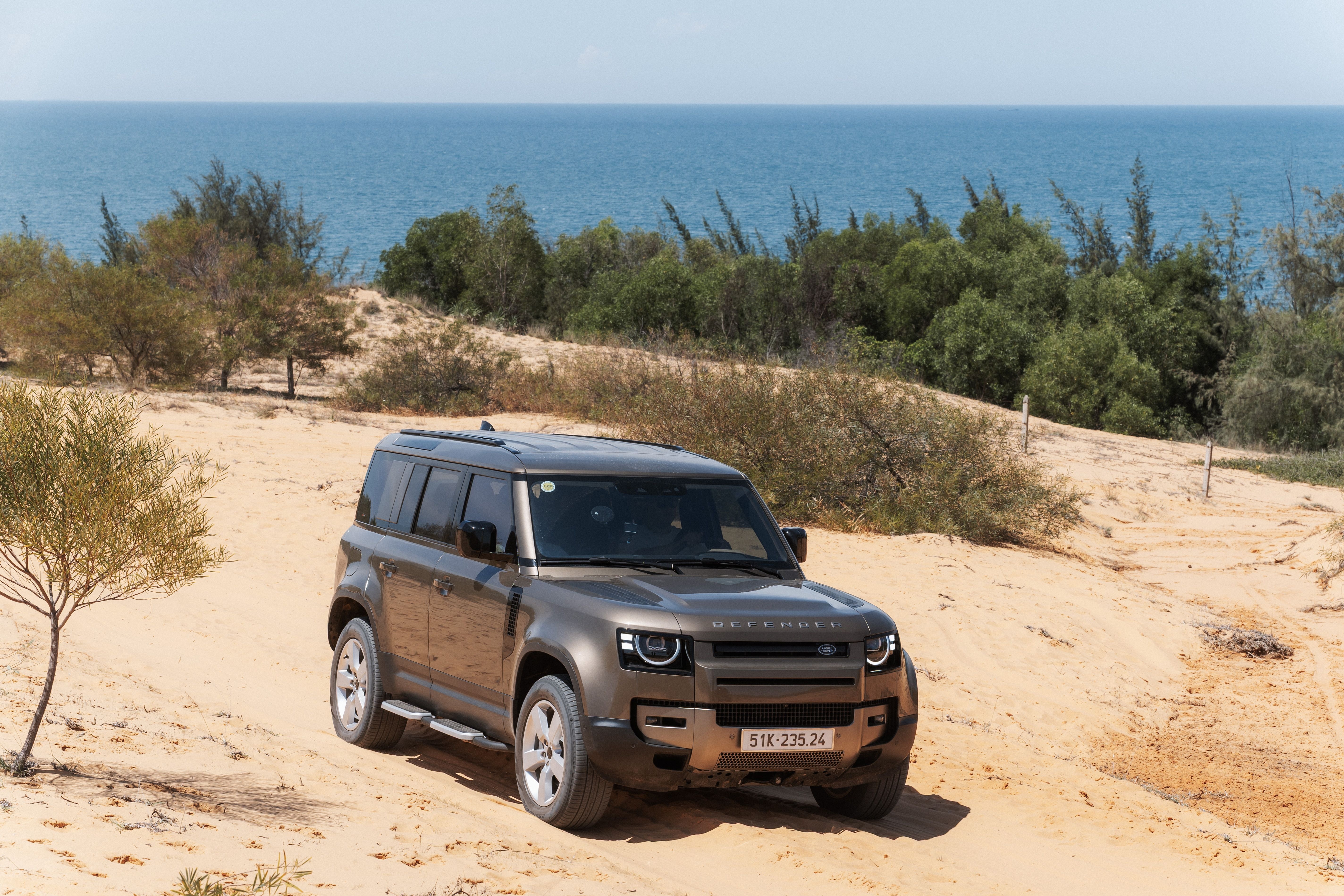 Cam lai Land Rover Defender 130 gia gan 8 ty di off-road, co gi hay? hinh anh