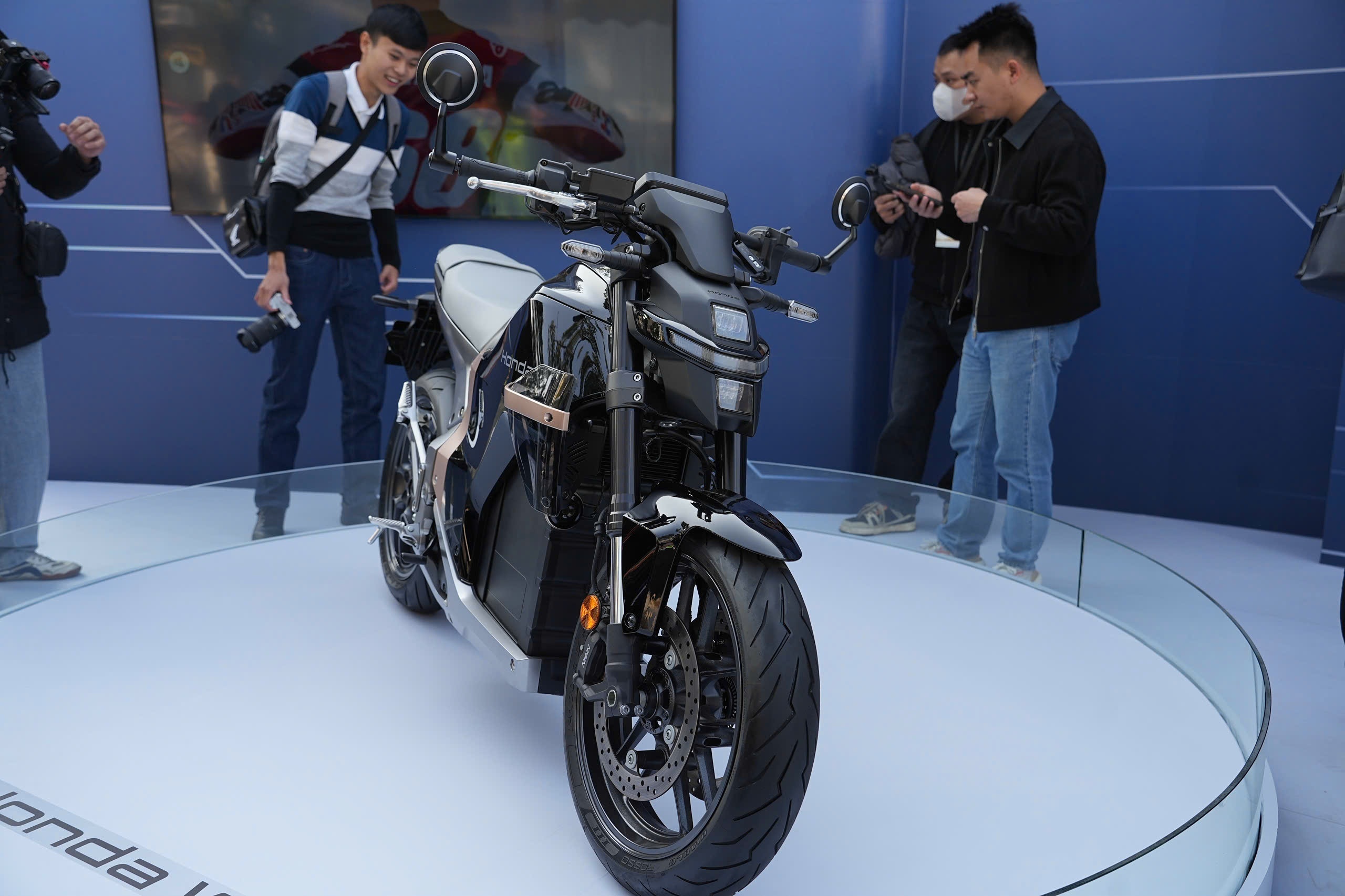 Moto dien dau tien cua Honda mo ban, gia gan 17.000 USD hinh anh