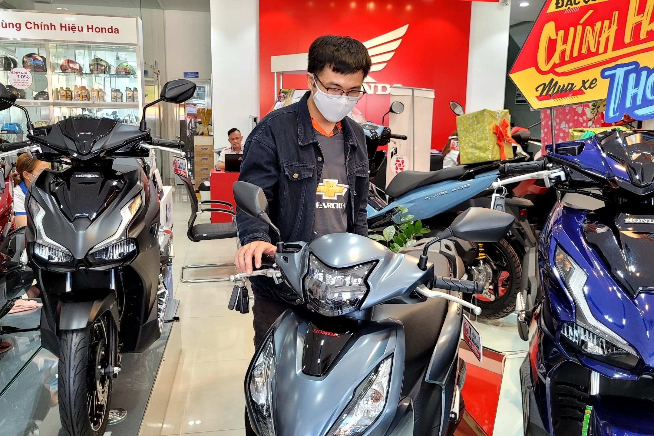 Hết thời 'e ngại', người Việt tăng mua xe máy xăng trở lại