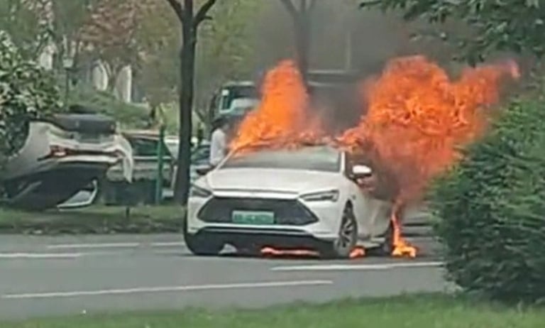 Tai nạn liên hoàn, xe PHEV từ BYD cháy trơ khung