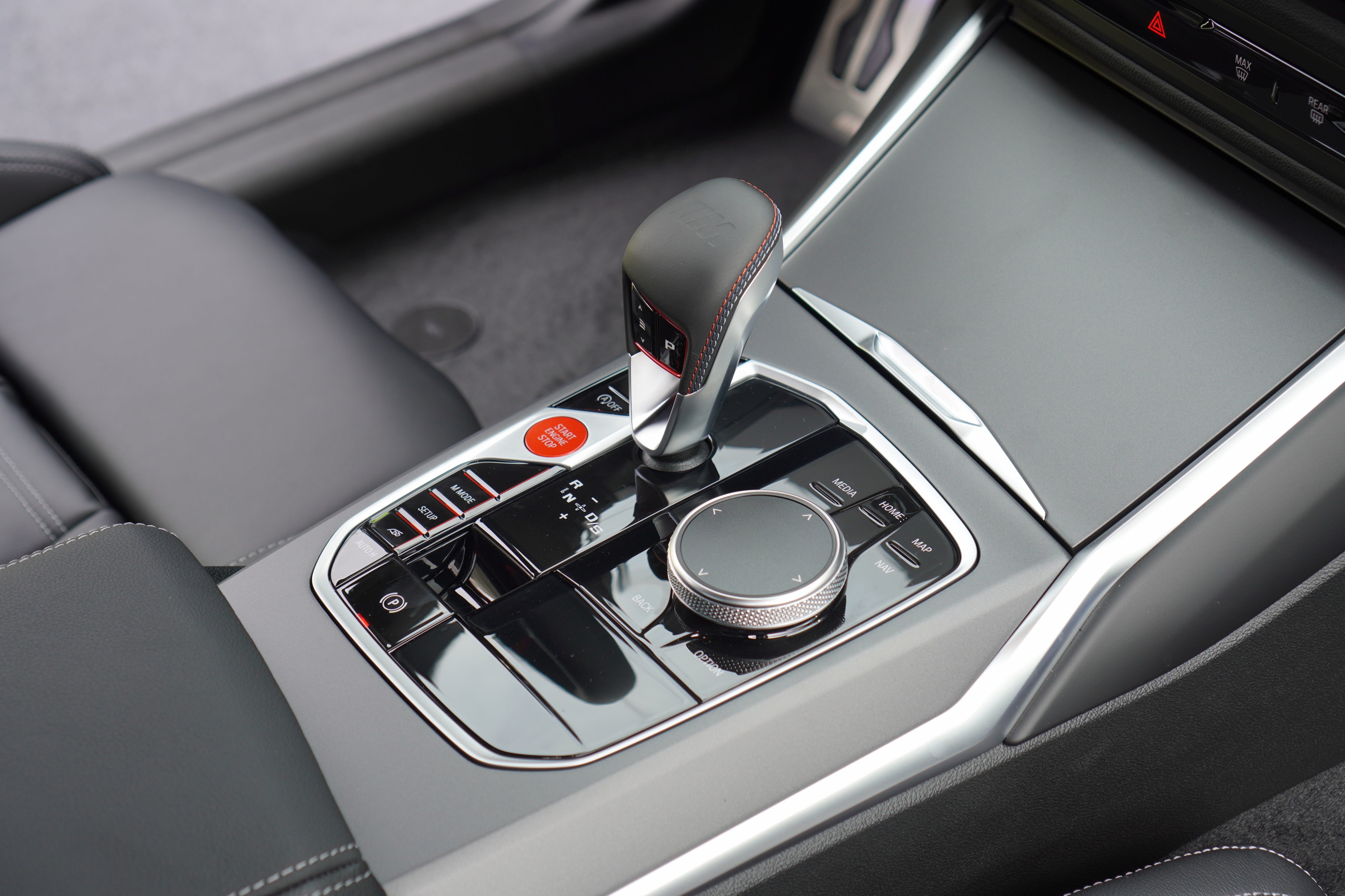 So với M3 Touring hay M4, M2 không có các phần ốp carbon. Xung quanh xe còn có ốp nội thất vệt màu xanh đỏ M phát sáng.