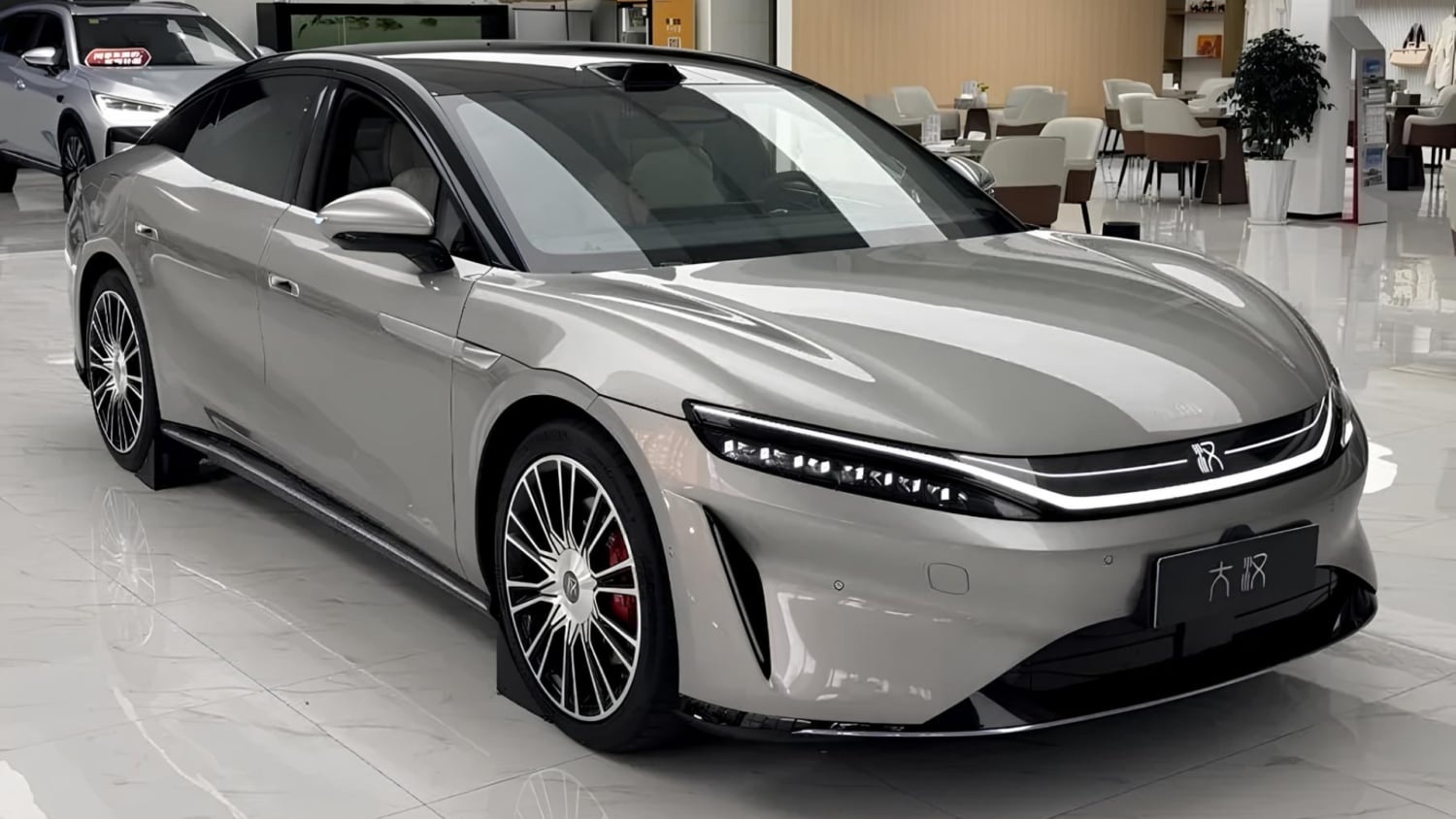 BYD Han thuần điện xuất hiện, có bản PHEV, sạc đầy trong 9 phút