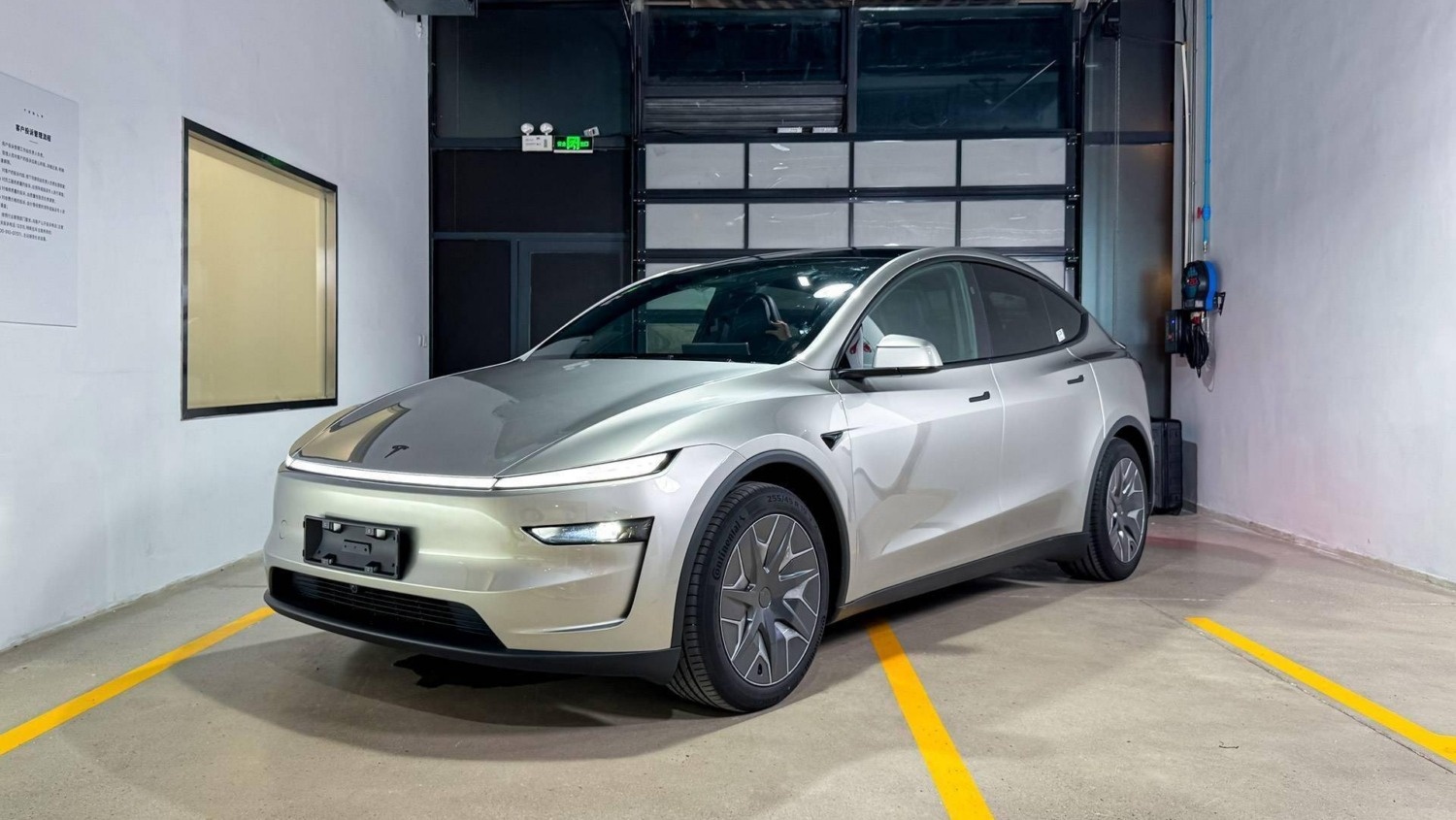 Xe điện Tesla bị tố sập gầm, hốc bánh xe cạ vào thành lốp
