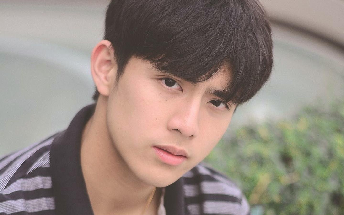 Van dong vien cau long Thai Lan the hien kha nang ca hat hinh anh