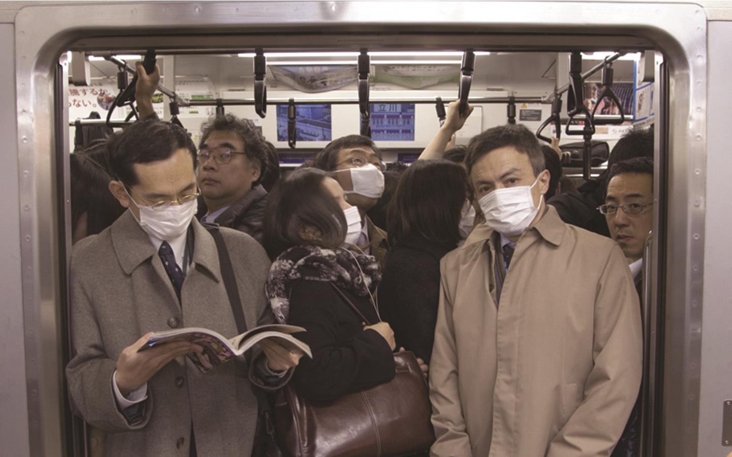 Nan quay roi tren tau dien o Nhat Ban tang tro lai hinh anh