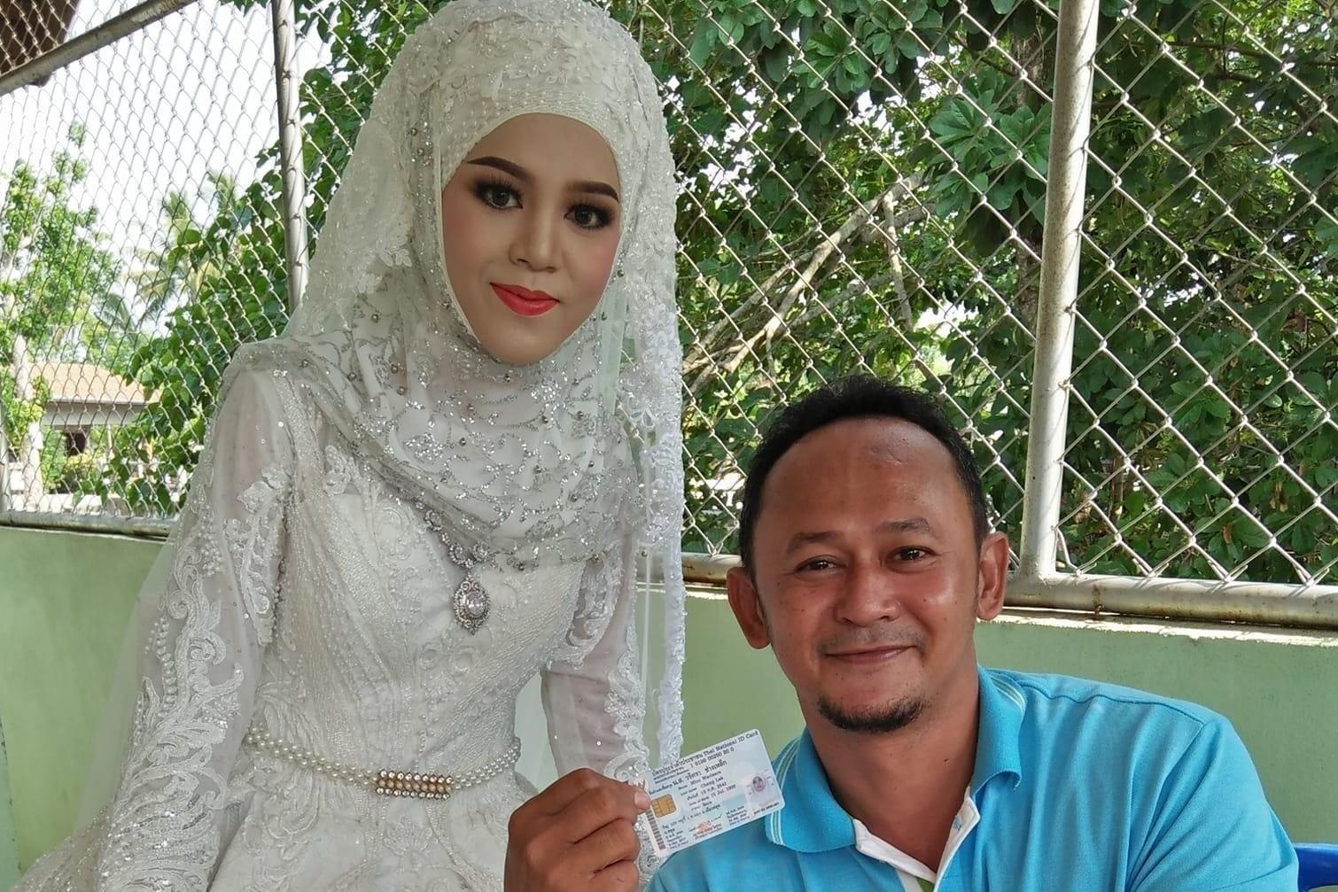 Co dau mac nguyen vay cuoi di bo phieu bau cu tai Thai Lan hinh anh