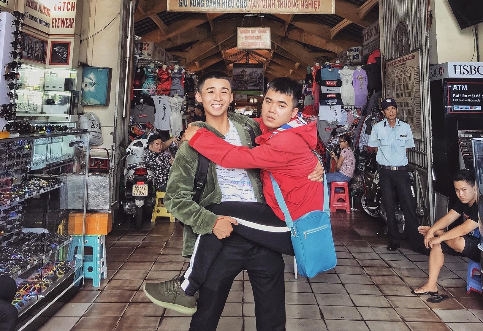 chang trai chup anh khap Sai Gon anh 1