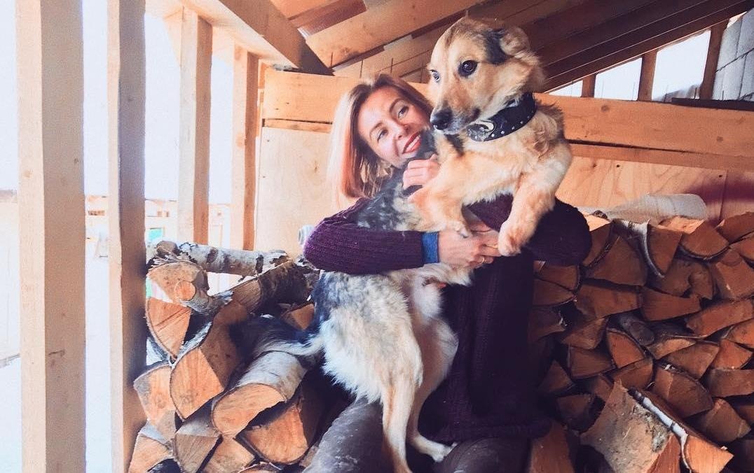 Nu nhiep anh gia bo viec vao rung nuoi gan 200 chu cho hinh anh