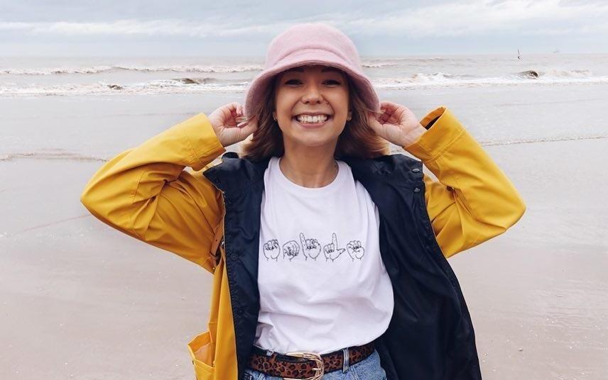 Emily (26 tuoi) tao ra The Happy News voi nhung thong tin tot dep hinh anh