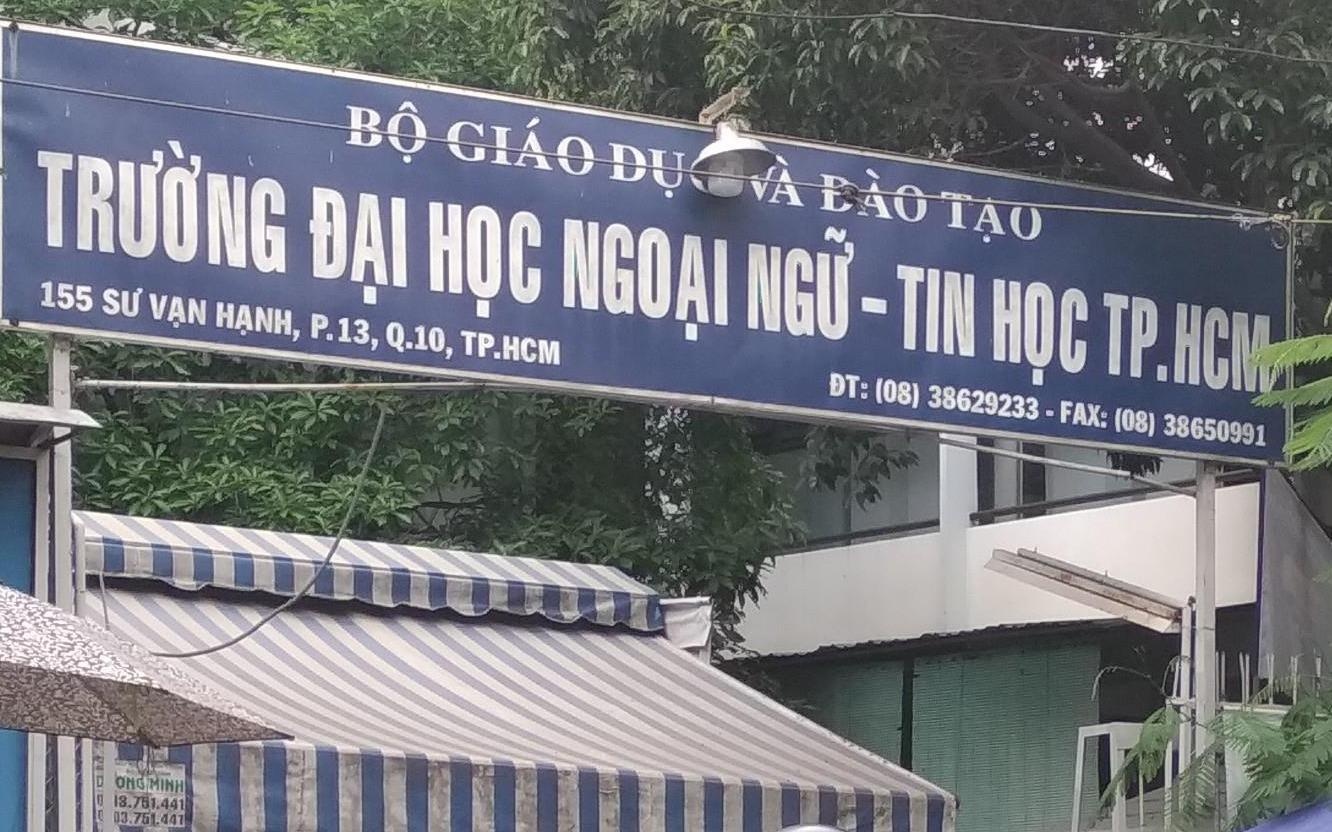 DH HUFLIT noi gi ve phan anh nha ve sinh nam nhin thong sang ben nu? hinh anh