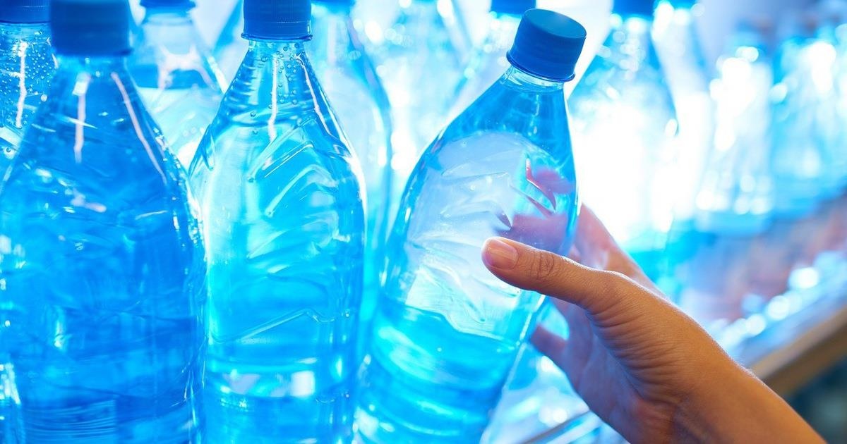 Truong dai hoc o Sai Gon ngung su dung chai nhua hinh anh