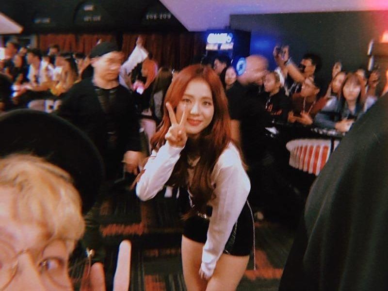 Rich kid Viet theo chan, selfie voi tung thanh vien Black Pink tai My hinh anh