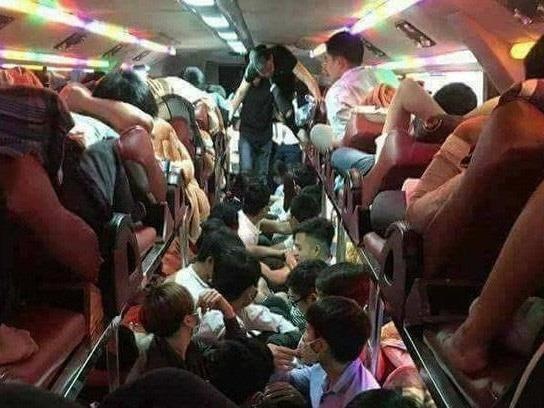 Xe khach 29 cho nhoi nhet den... 93 nguoi hinh anh