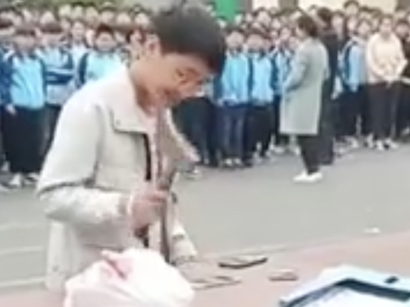 Hoc sinh dung bua dap nat dien thoai hinh anh