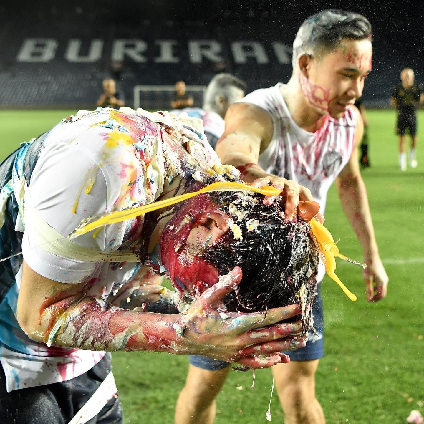 Xuan Truong bi up banh kem vao sinh nhat anh 3