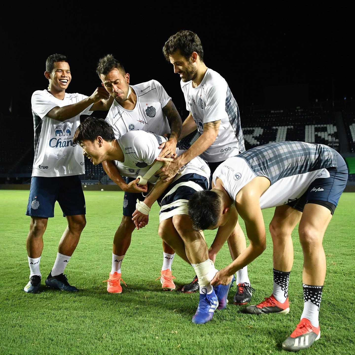 Xuan Truong bi up banh kem vao sinh nhat anh 5