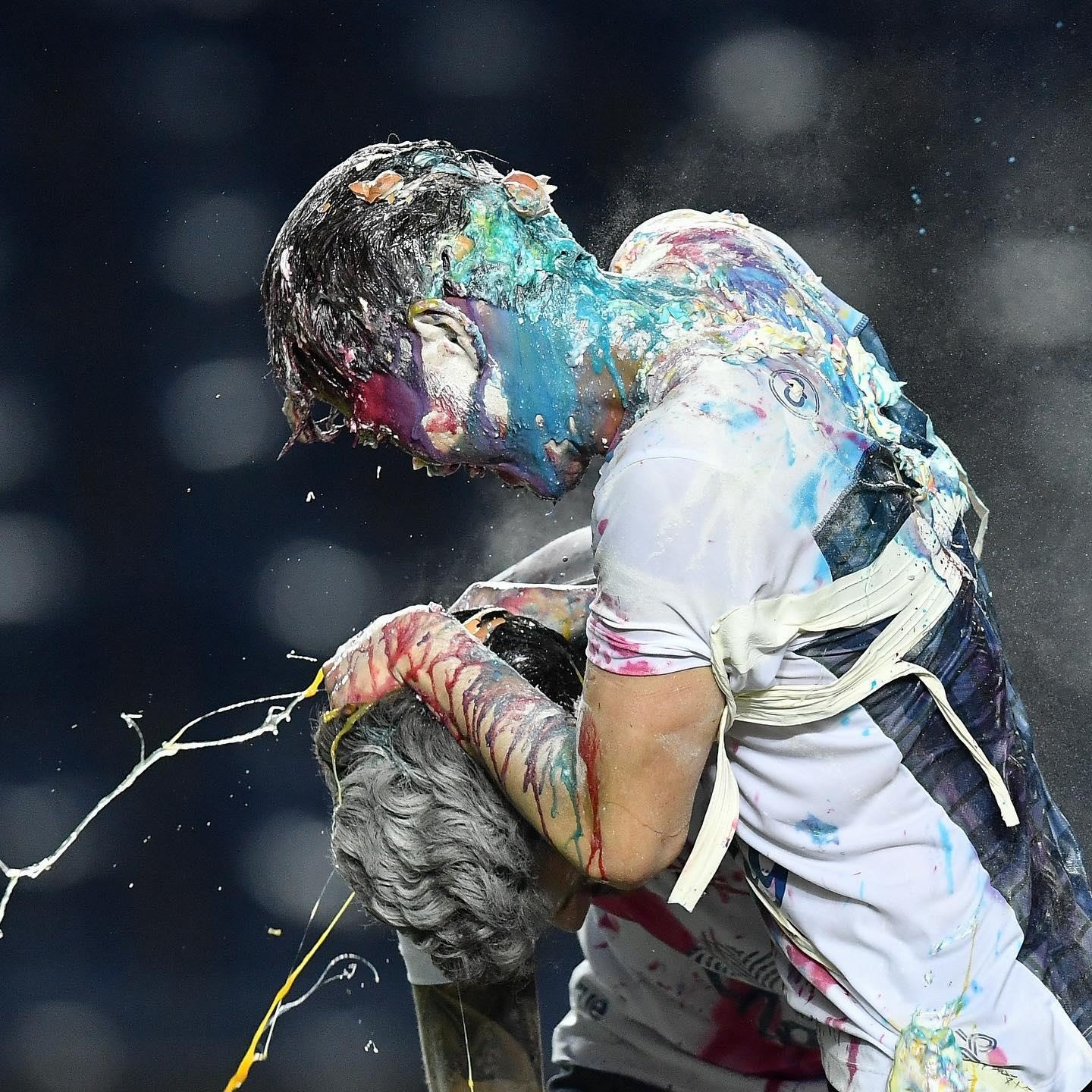 Xuan Truong bi up banh kem vao sinh nhat anh 2