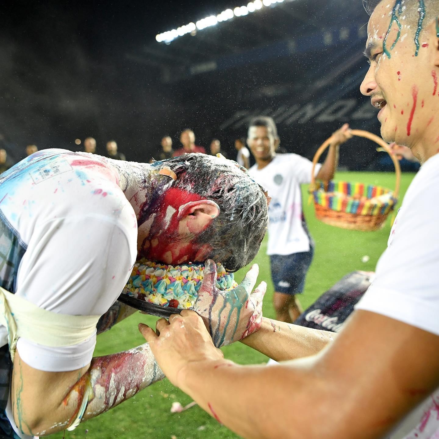 Xuan Truong bi up banh kem vao sinh nhat anh 4