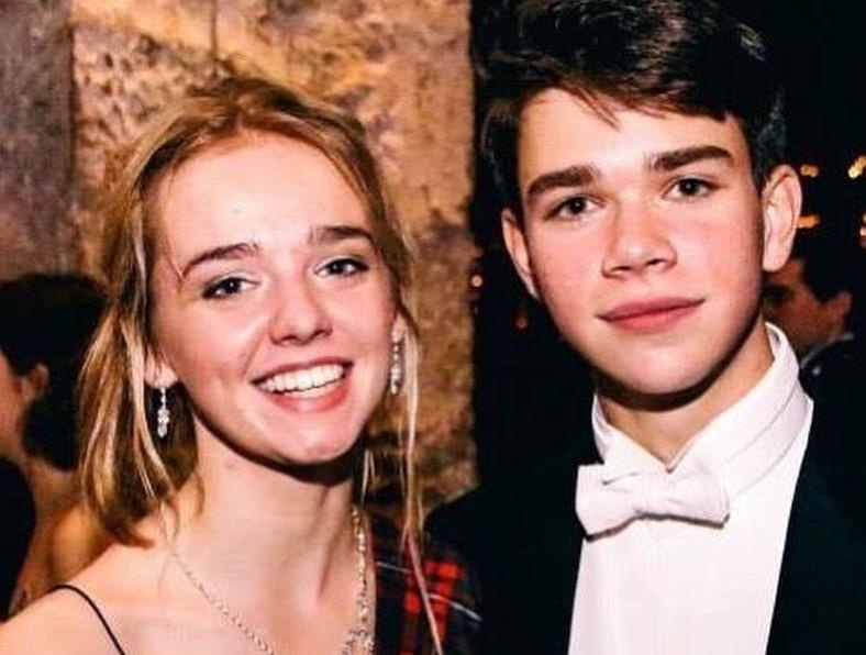 Hoang tu Anh khong song nhu quy toc, co moi tinh binh di ben ban gai hinh anh