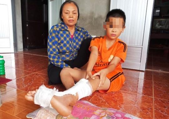 hoc sinh dut gan chan trong gio hoc anh 1