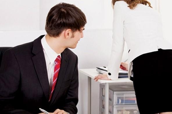 Dong cham vong ba cua co gai, ke gay loi van che gieu cuoi cot hinh anh