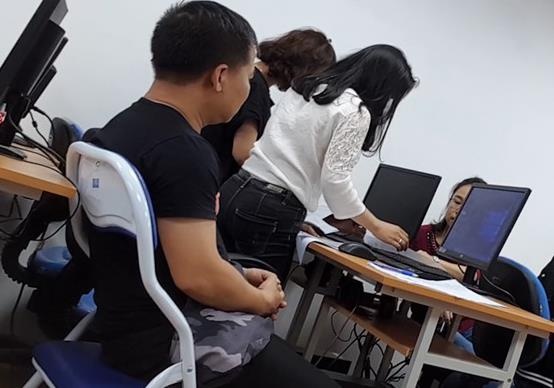 Bat nhao 'cho' chung chi ngoai ngu phuc vu bien che hinh anh