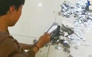 Cau be 9 tuoi dap lon dat tien xu de mua nhan kim cuong cho me hinh anh