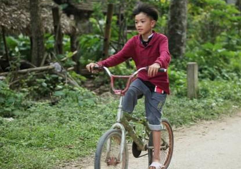 Chuyen cau be dap xe 103 km tu Son La den Ha Noi tham em vao de Van hinh anh