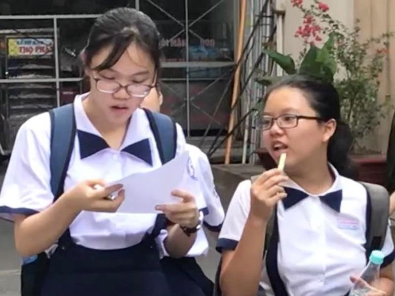 Thi sinh 'tho phao' vi de thi tuyen sinh de hinh anh