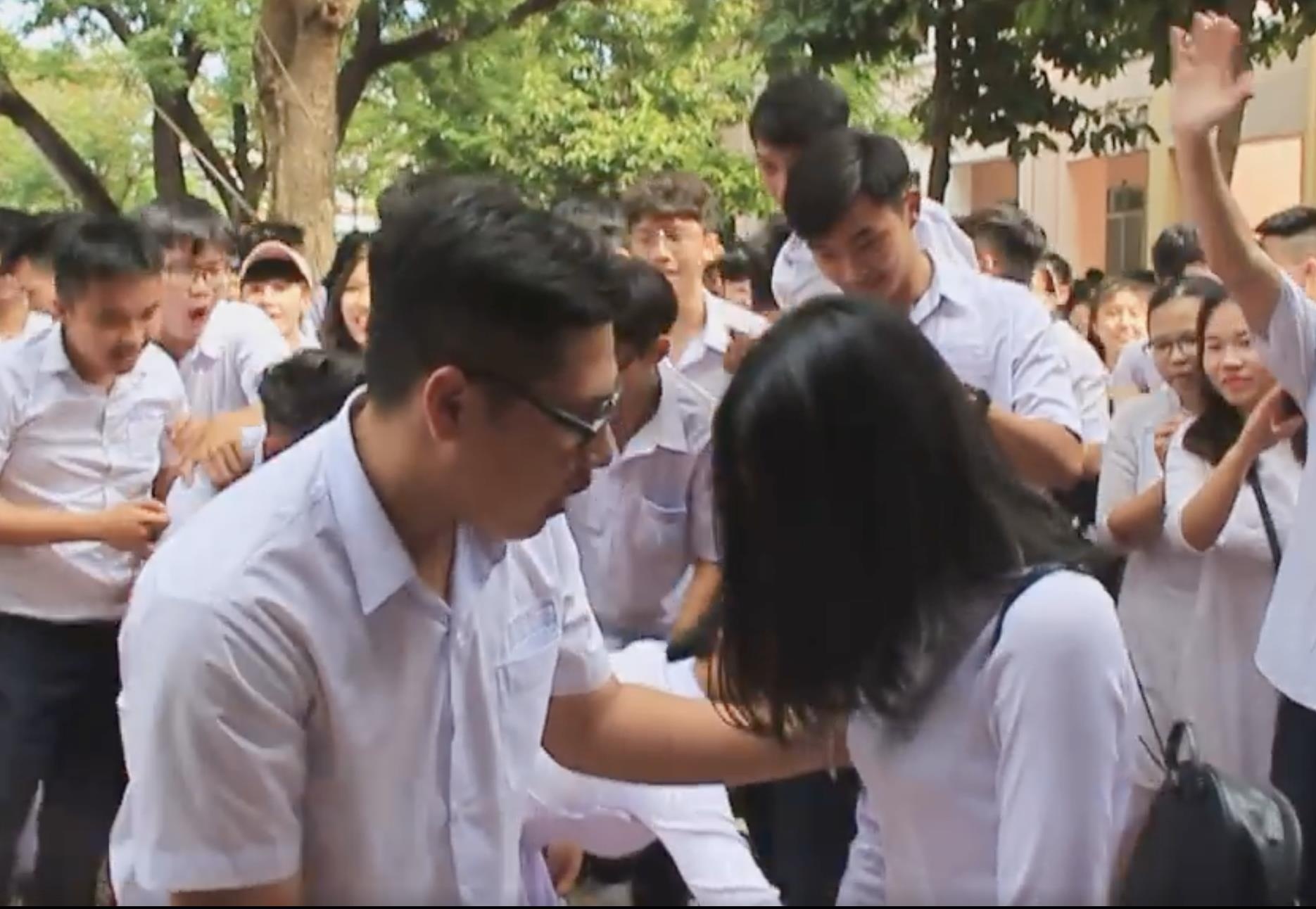 nam sinh tỏ tình nhân lễ tổng kết ảnh 1 nam sinh to tinh nhan le tong ket anh 1