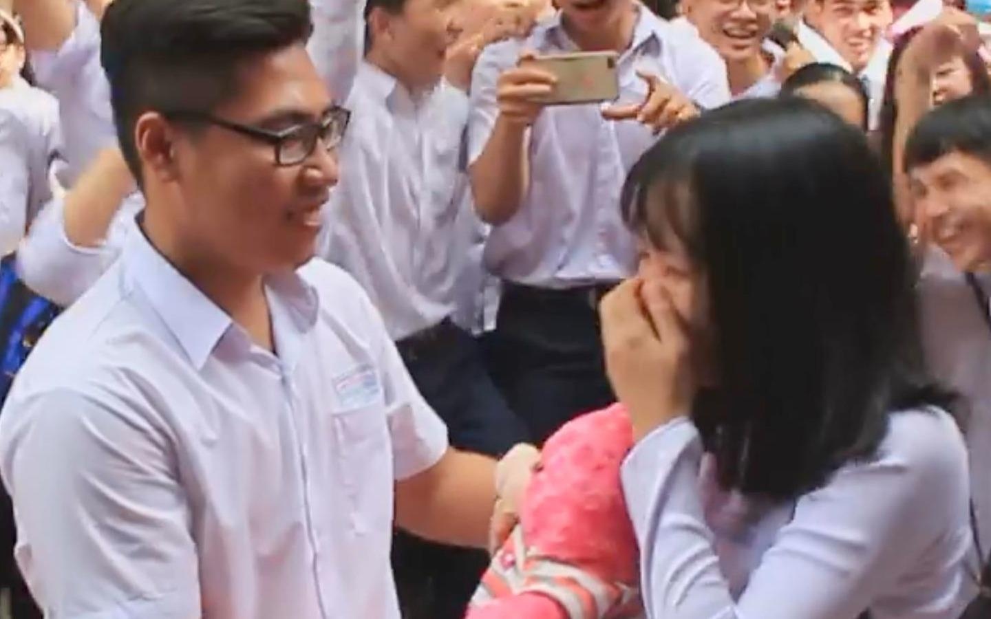 Nam sinh 'muon' le tong ket de to tinh voi co gai tham thich hinh anh