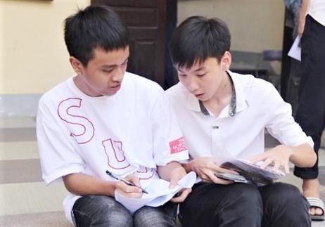 Cau be Son La dap xe xuong benh vien tham em vao de thi lop 10 hinh anh