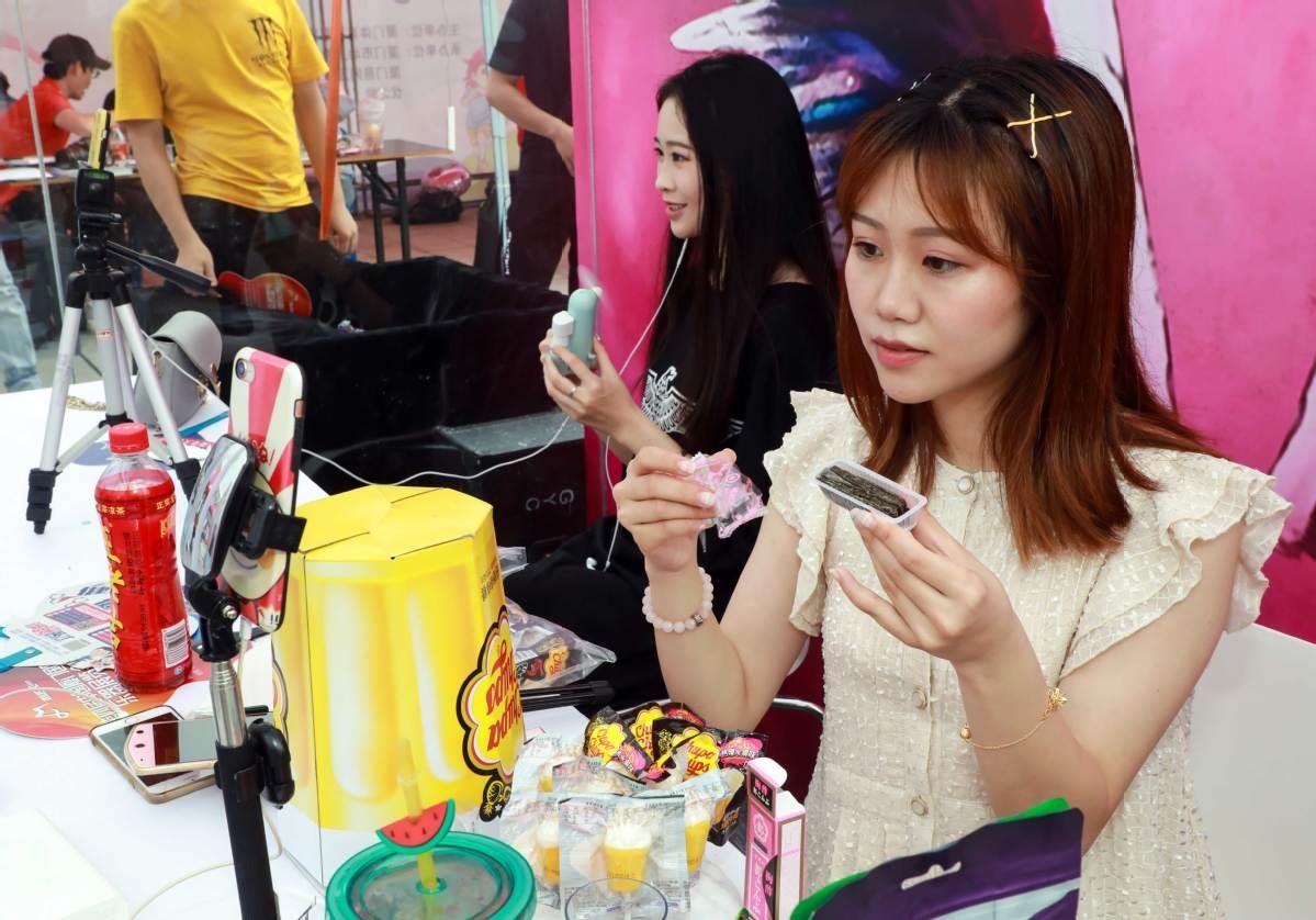 gioi tre Trung Quoc xem video an uong anh 1