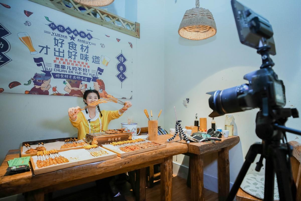 gioi tre Trung Quoc xem video an uong anh 2