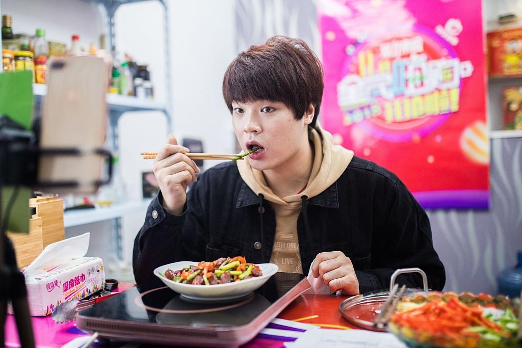 gioi tre Trung Quoc xem video an uong anh 3