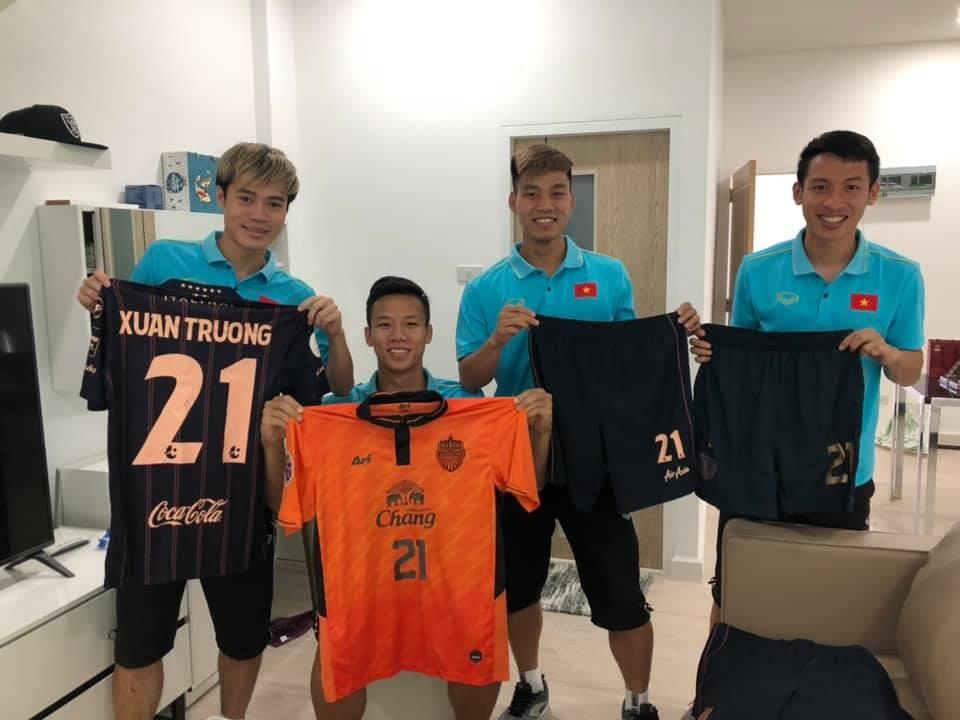Văn Toàn. đồng đội tham quan nhà Xuân Trường ảnh 1 Van Toan. dong doi tham quan nha Xuan Truong anh 1