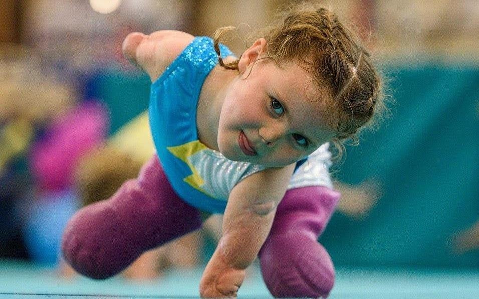 Co be khong tay, khong chan uoc mo thanh van dong vien hinh anh