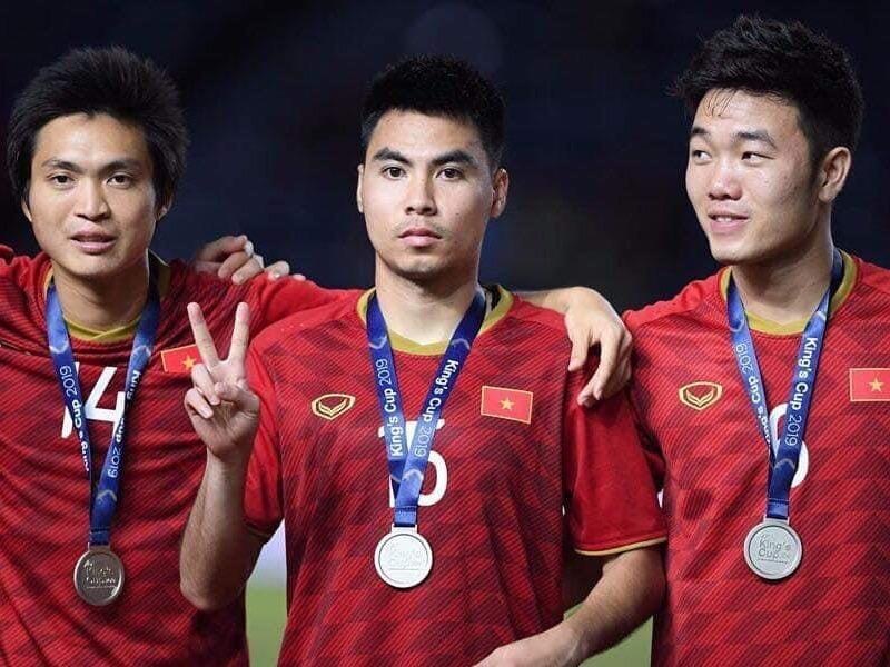 'Hoang tu' Duc Huy trung thanh voi kieu chup anh gio tay chu V hinh anh