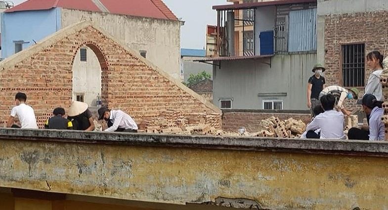 Học sinh bị phạt đẽo gạch  ảnh 1 Hoc sinh bi phat deo gach anh 1