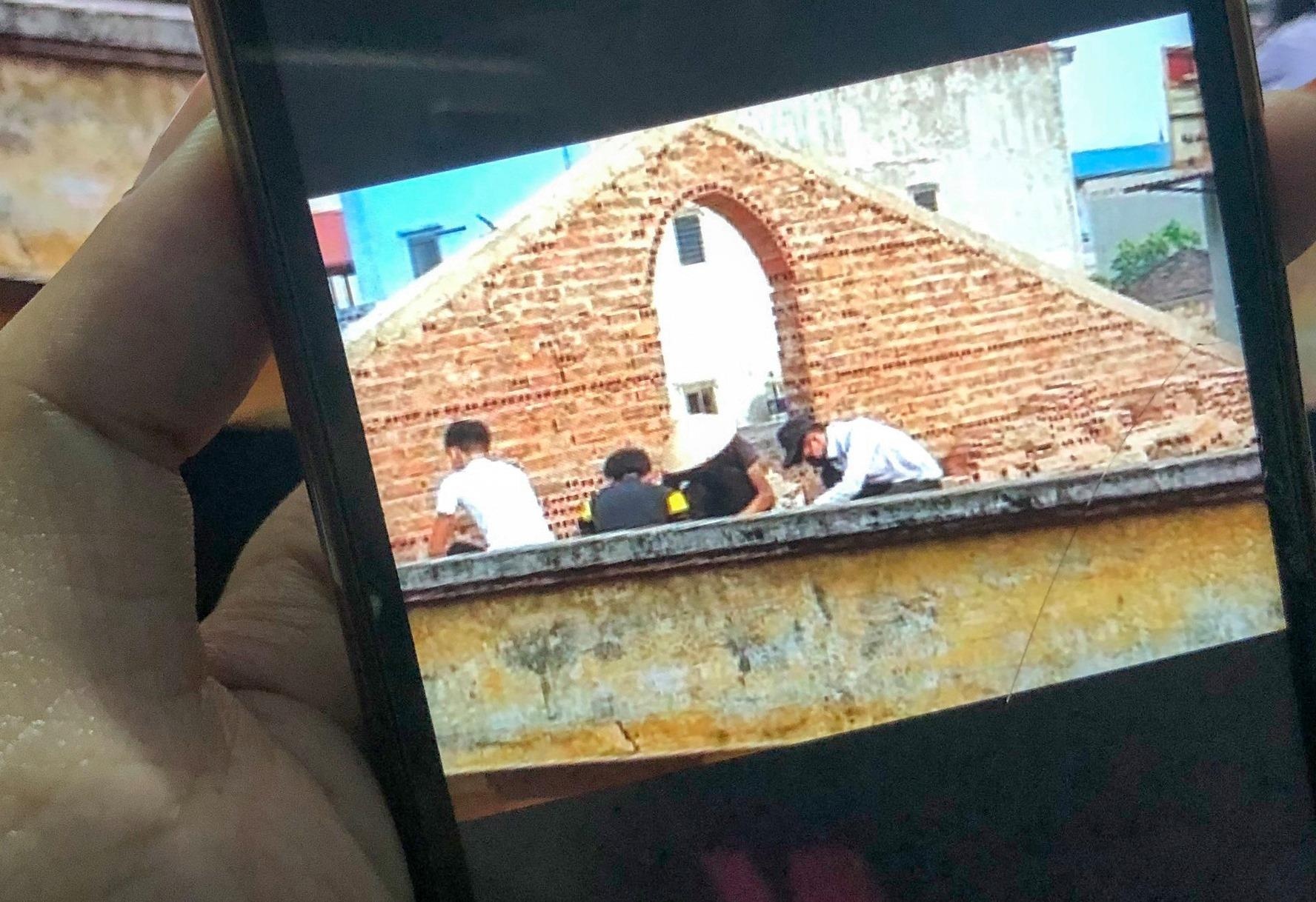 Ky luat co giao phat hoc sinh doi nang deo gach tren mai nha hinh anh