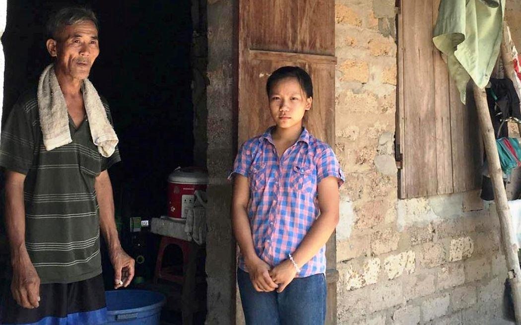 nữ sinh quỳ gối khóc ở Quảng Bình ảnh 1 nu sinh quy goi khoc o Quang Binh anh 1