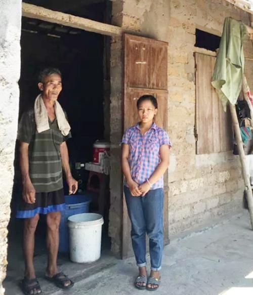 Nữ sinh quỳ khóc xin thi lại ảnh 1 Nu sinh quy khoc xin thi lai anh 1