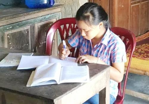 Xin them bien che cho thi sinh quy khoc truoc cong truong thi hinh anh