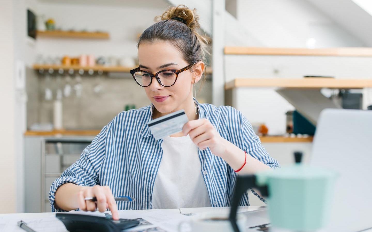 Ra suc tiet kiem, gioi tre My thue tu quan ao den ga giuong hinh anh