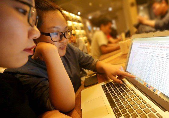 Website So GD&DT Ha Noi te liet truoc gio cong bo diem chuan lop 10 hinh anh