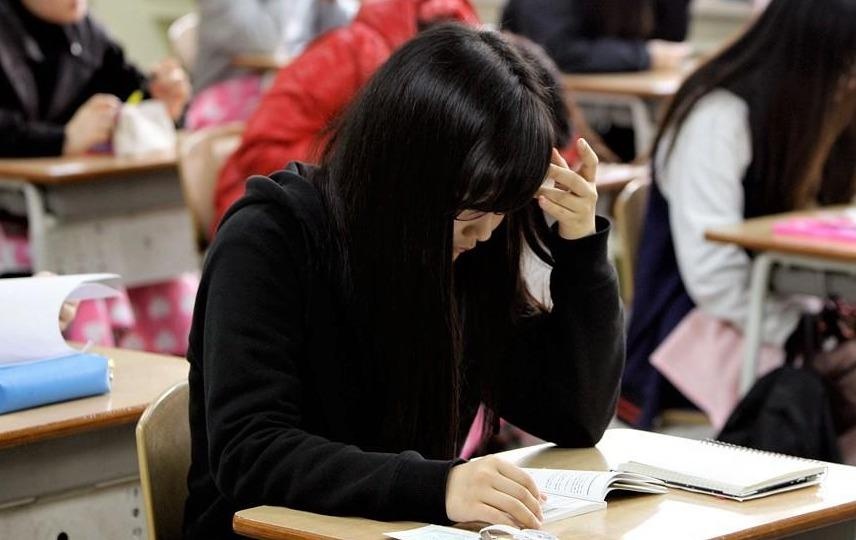 Nuoi mong vao dai hoc, si tu Han Quoc chi dam ngu 4 tieng moi ngay hinh anh