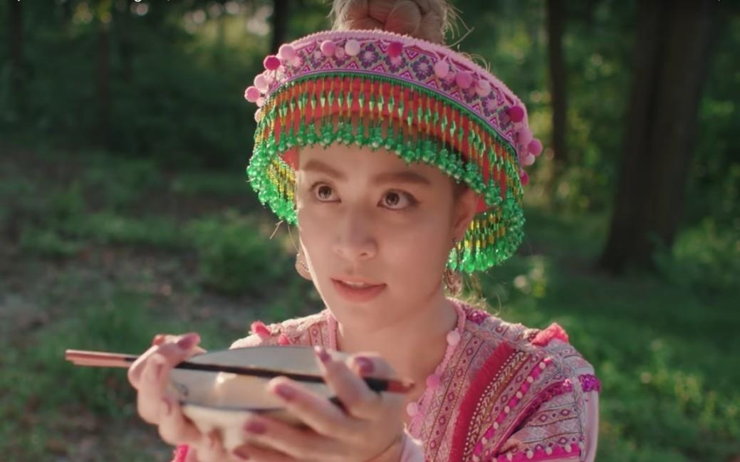 Dan mang thich thu voi 'vu tru van hoc' trong MV cua Hoang Thuy Linh hinh anh