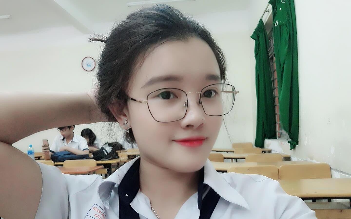 Di thi THPT quoc gia, nu sinh bi 'nem da' vi lot ong kinh may anh hinh anh